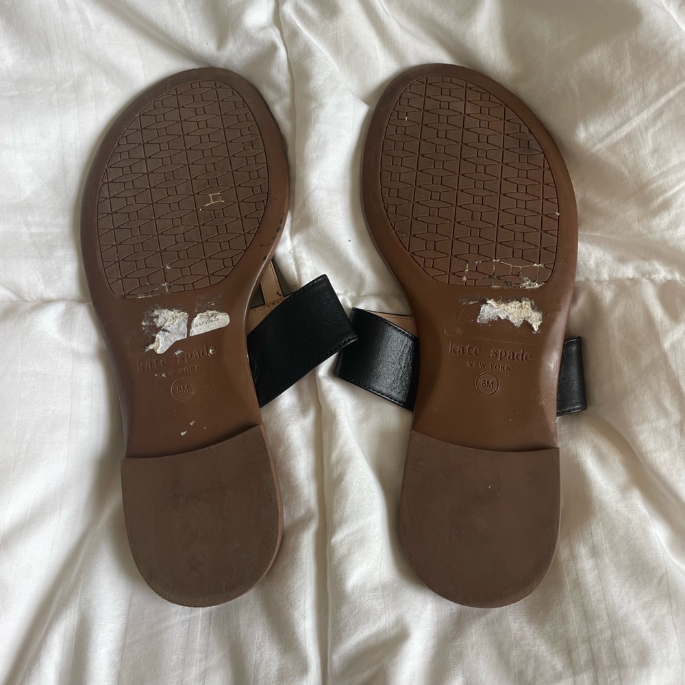 EUC Kate spade black leather with silver spade thong sandals Sz 8